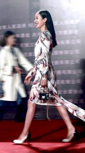 江一燕纤细玉腿踩Stuart Weitzman高跟鞋上台领奖