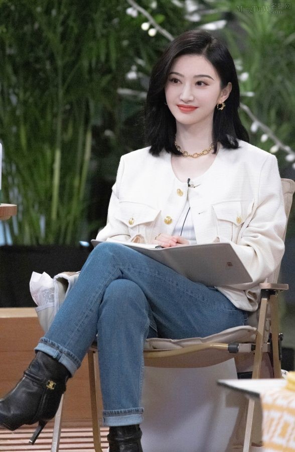 《半熟恋人》半熟御姐景甜穿牛仔裤配高跟短靴翘腿坐姿(3/3)