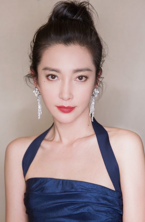 真御姐李冰冰脚穿Stuart Weitzman防水台凉高跟(2/4)
