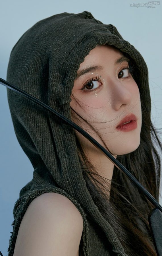 李凯馨细长腿穿皮靴带感写真(4/4)