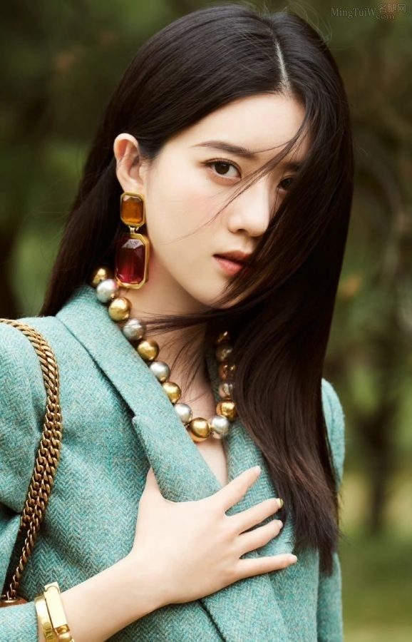 女演员李凯馨黑丝袜细腿美照(2/2)