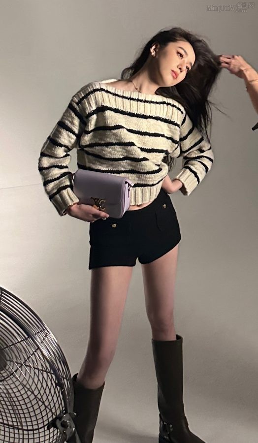 李凯馨棚拍照穿热裤长靴大秀美细大腿(4/5)