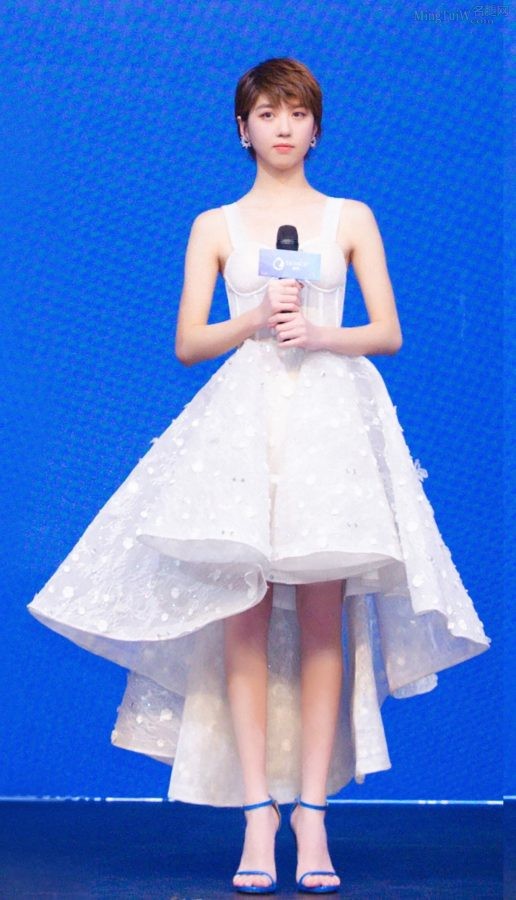 李凯馨脚踩STUART WEITZMAN凉高跟鞋出席品牌活动(2/4)