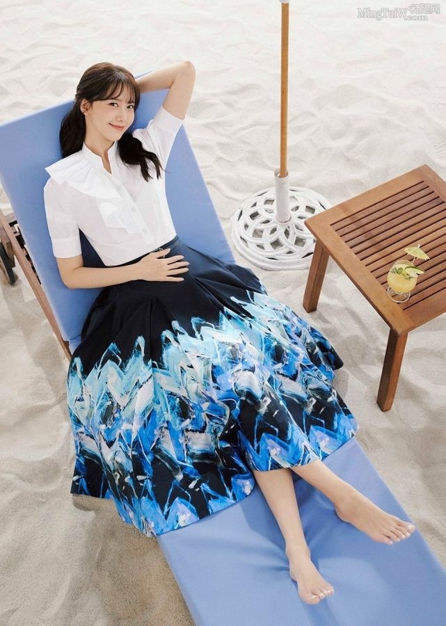 林允儿沙滩上晒可爱的白脚丫(1/2)