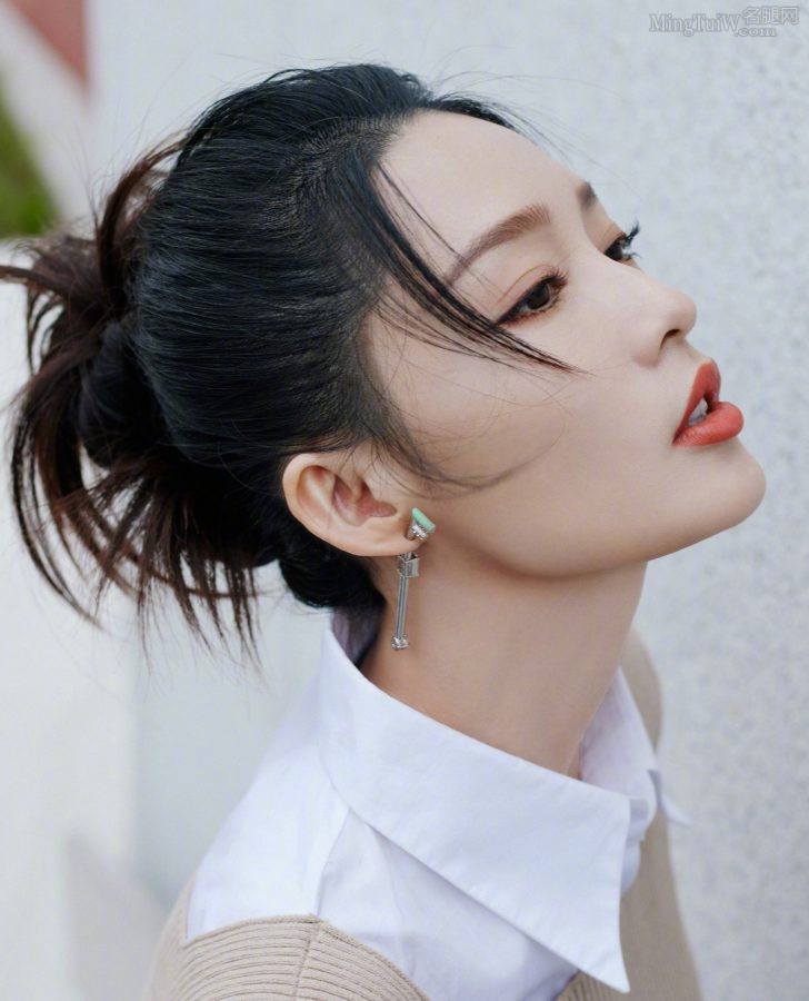 李沁雪白的玉腿美足穿坡跟凉鞋(5/5)
