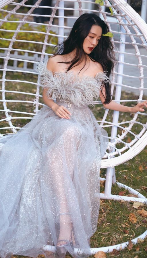 大美人李沁一袭半透纱裙纯美写真(1/6)