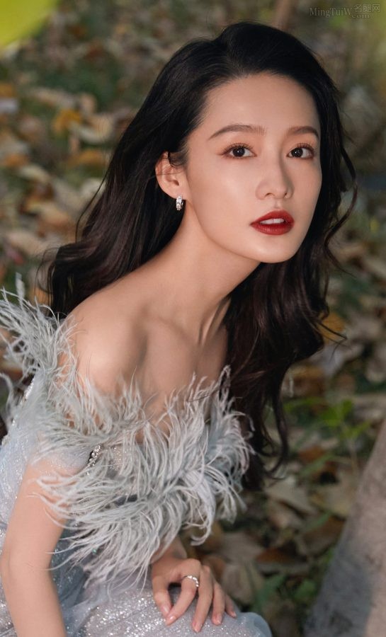 大美人李沁一袭半透纱裙纯美写真(4/6)