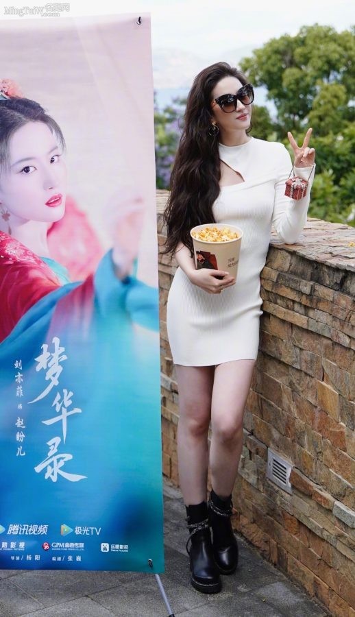 神仙姐姐刘亦菲波浪长发白裙下完美的白腿(1/2)