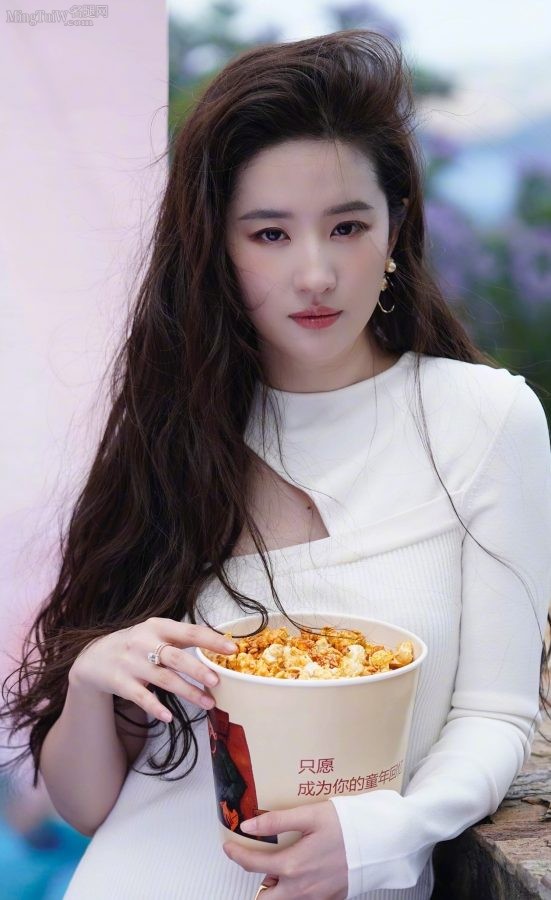 The fairy sister Liu Yifei has long wavy hair and perfect white legs under the white skirt(2/2)