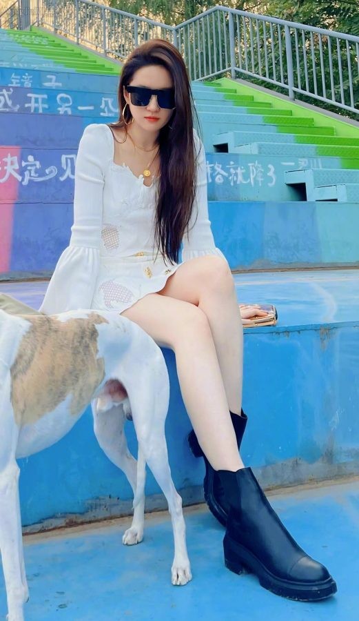 女神刘亦菲和姐妹们秀腿(3/6)