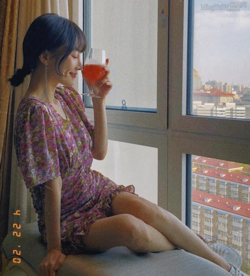 李小璐花裙美腿生活图(1/2)