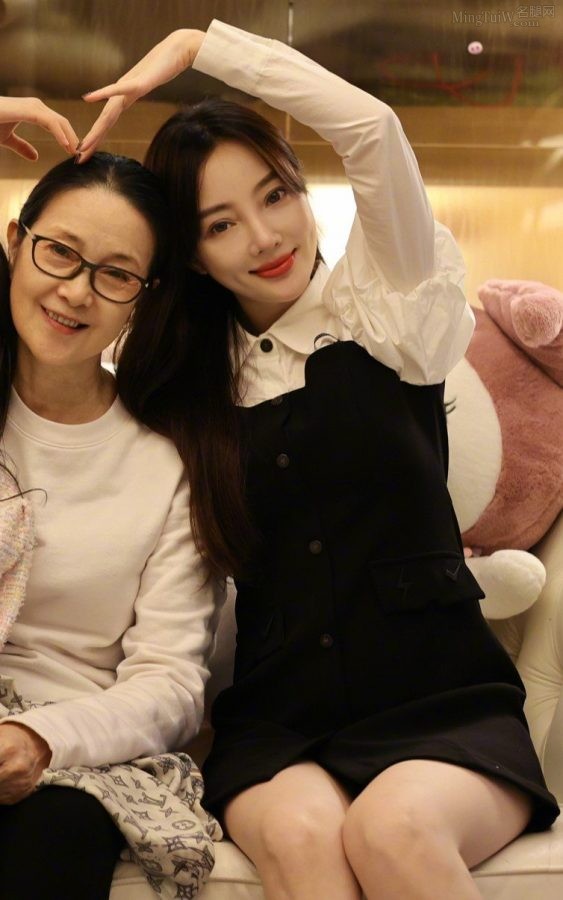 李小璐拍全家福大腿超白(3/3)