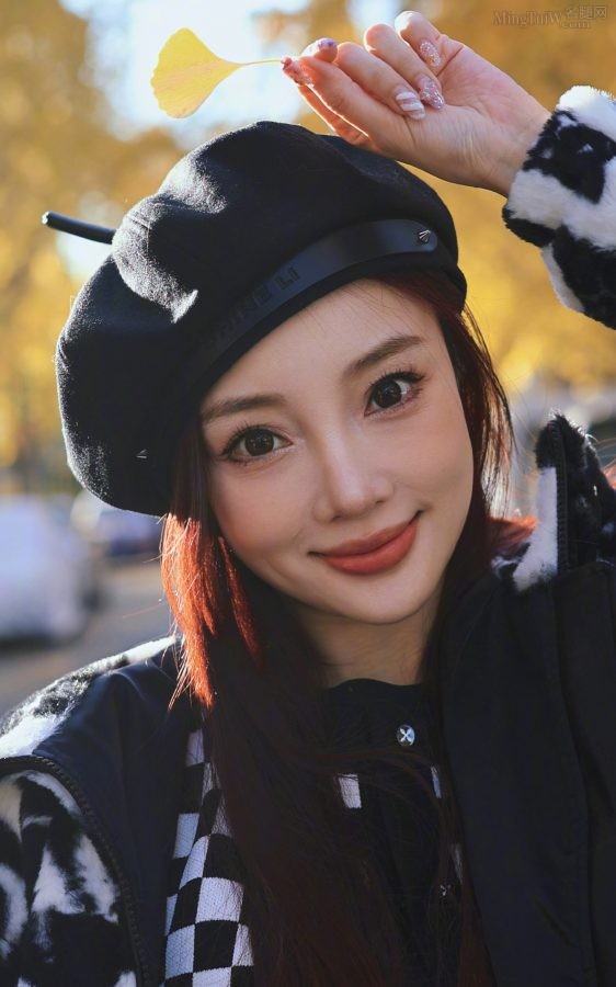 秋日阳光下李小璐穿黑丝配皮靴(3/3)