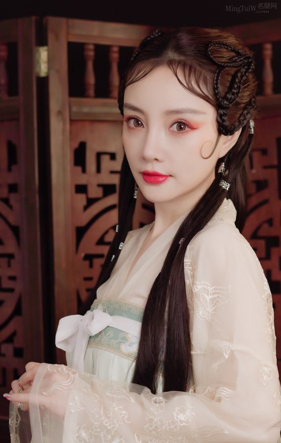 Li Xiaolu's costume styling is so naturally charming(2/6)