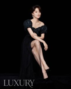 韩国女演员李英爱翘二郎腿坐姿写真