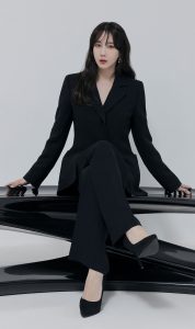韩国女演员李智雅西装高跟翘二郎腿