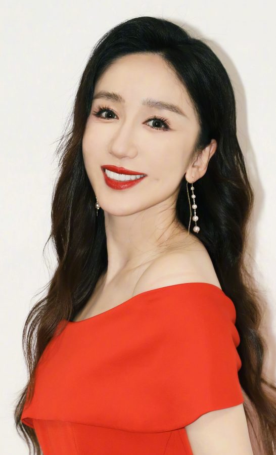 美女明星娄艺潇脚踩尖头细高跟魅力尽显（第4张/共6张）