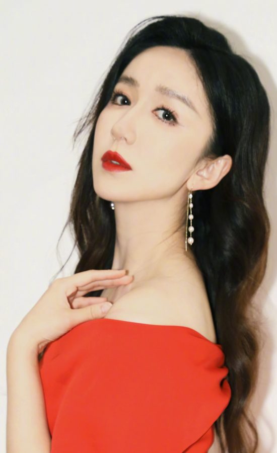 美女明星娄艺潇脚踩尖头细高跟魅力尽显(5/6)