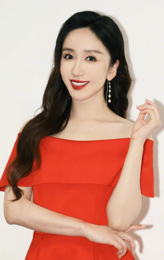 美女明星娄艺潇脚踩尖头细高跟魅力尽显（第6张/共6张）