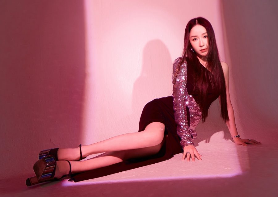 娄艺潇长发美腿酷飒写真大片(13/15)