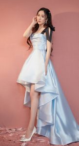 温婉优雅的娄艺潇，身穿蓝裙展示出完美身材和美丽腿部曲线