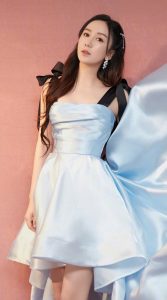 温婉优雅的娄艺潇，身穿蓝裙展示出完美身材和美丽腿部曲线