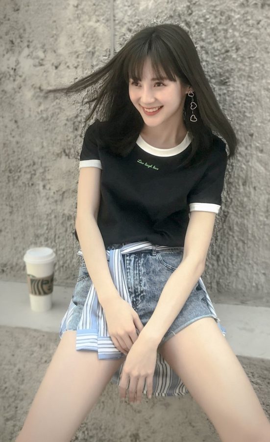 路晨穿短裤让你欣赏她的青春大腿(2/2)