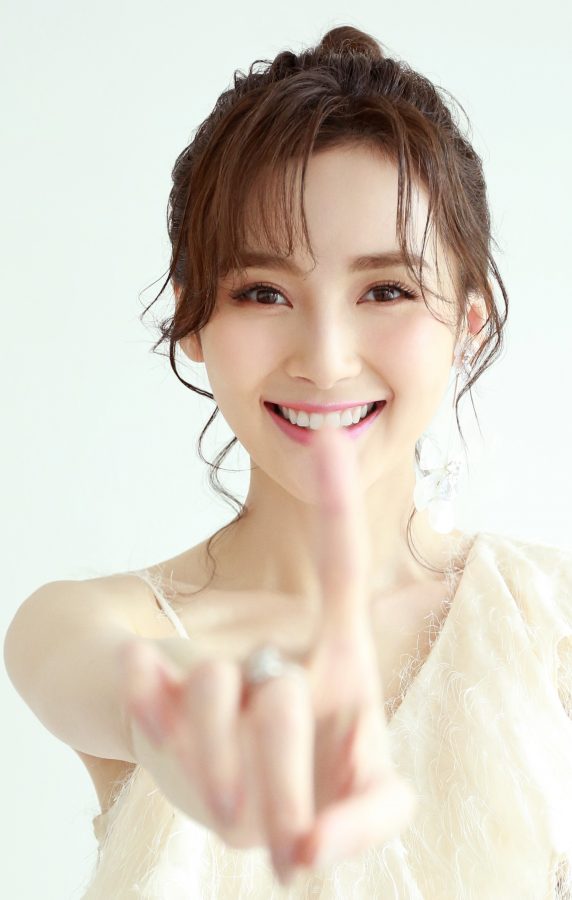 路晨可爱丸子头造型，脚穿尖头高跟参加宣传活动(3/4)