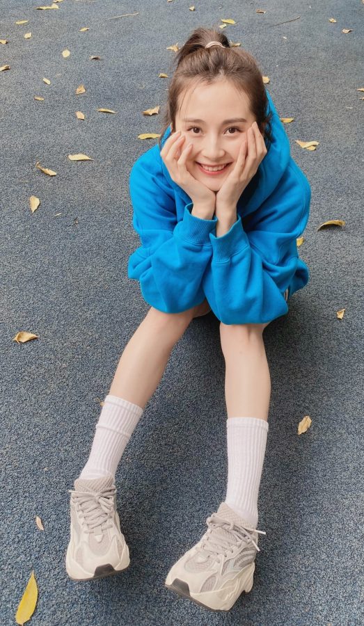 高马尾少女路晨日常秀腿(2/4)