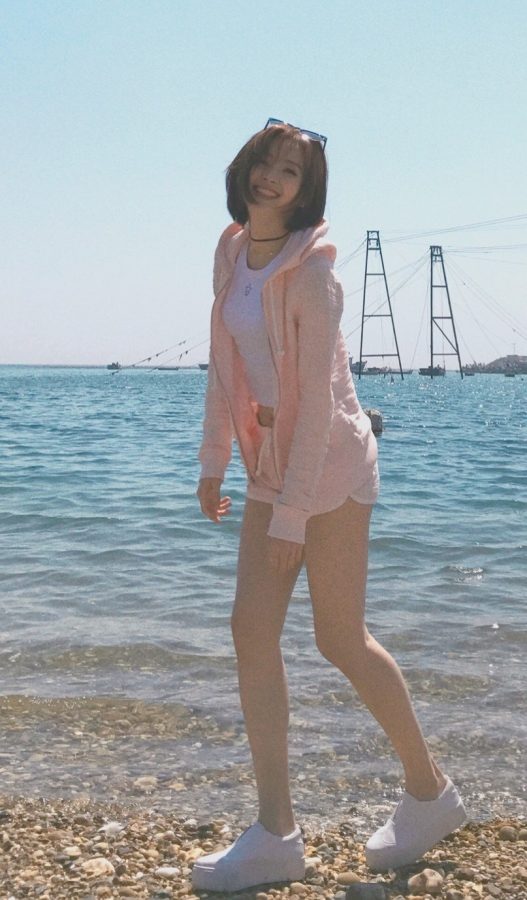 美女演员路晨夏日清爽着装秀腿(3/5)