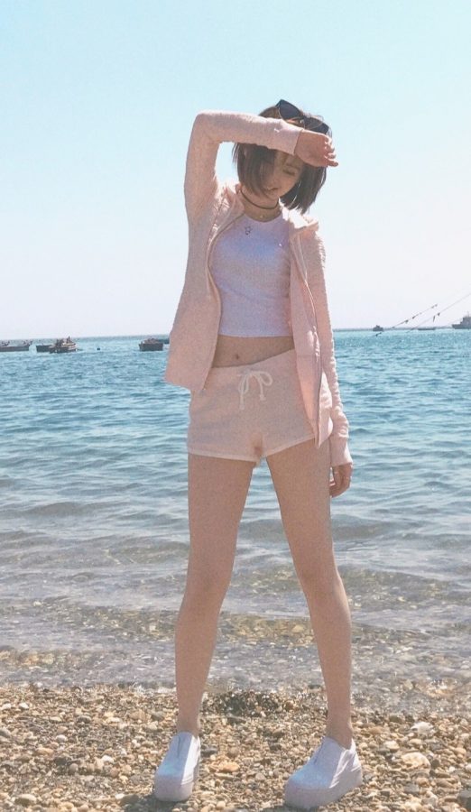 美女演员路晨夏日清爽着装秀腿(4/5)