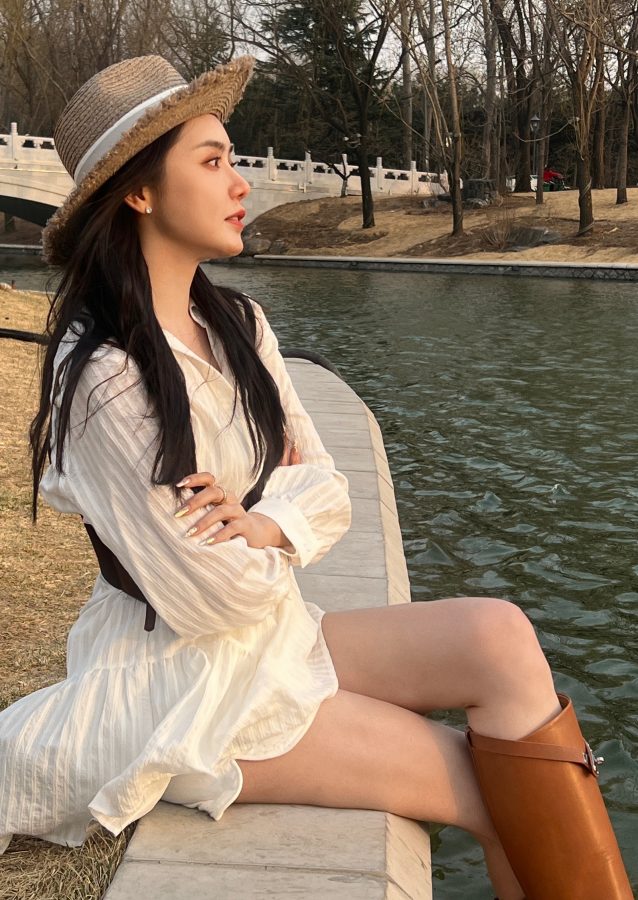 美娜在公园穿白裙长靴露白腿(1/6)