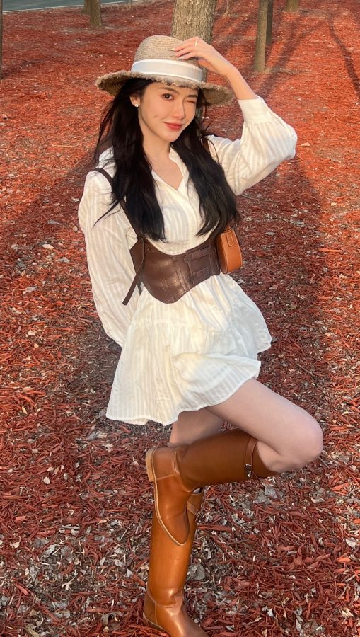 美娜在公园穿白裙长靴露白腿(2/6)