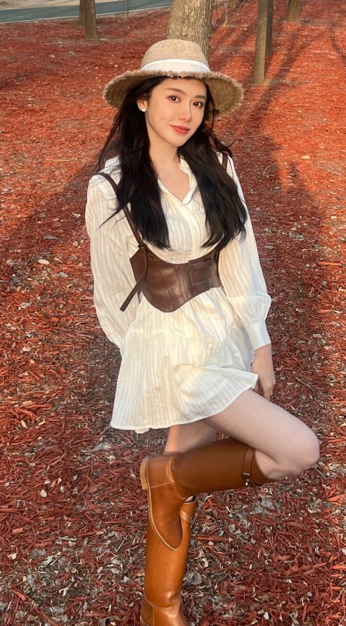 美娜在公园穿白裙长靴露白腿(3/6)