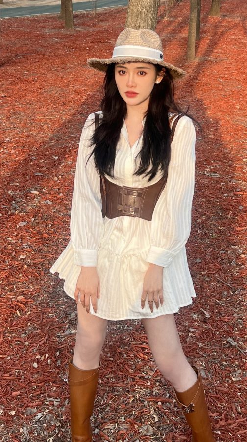 美娜在公园穿白裙长靴露白腿(4/6)
