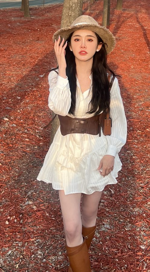 美娜在公园穿白裙长靴露白腿(5/6)