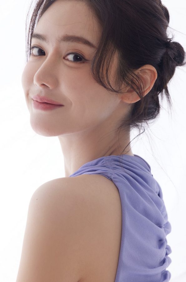 美娜穿长裙光脚美照，蓝色指甲油和衣服很配(2/2)
