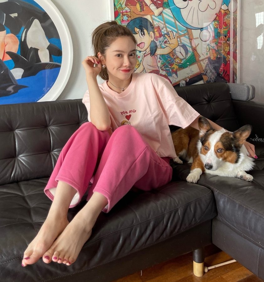 腾讯体育NBA女主播美娜沙发上的美脚(1/2)