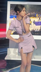 女主播美娜主持NBA节目穿超短裙搔首弄姿