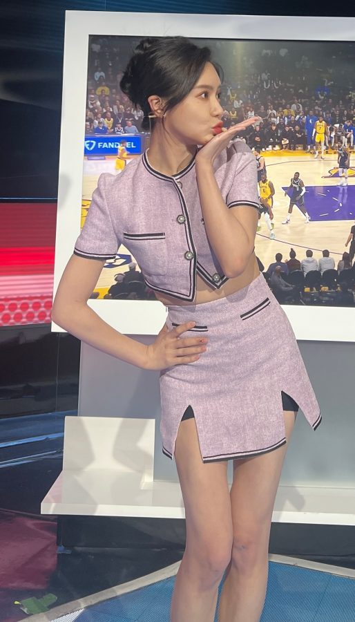 女主播美娜主持NBA节目穿超短裙搔首弄姿（第3张/共3张）