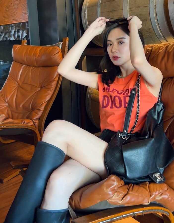 女主播美娜坐在沙发里夹的一把好腿(1/5)