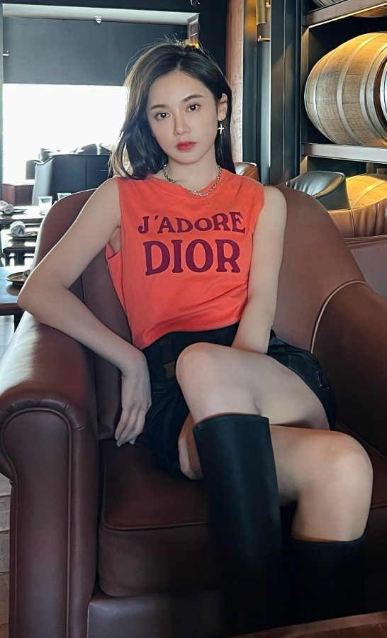 女主播美娜坐在沙发里夹的一把好腿(2/5)