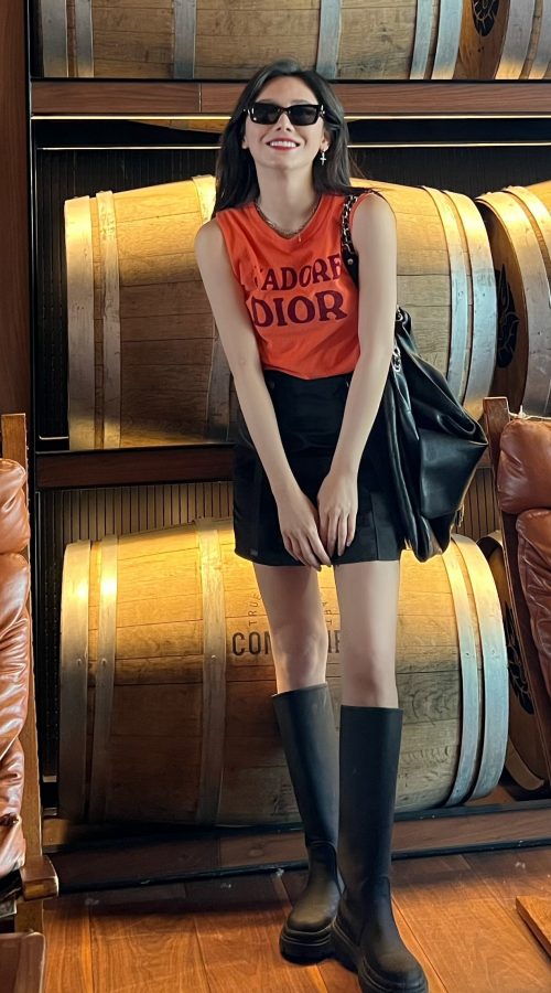 Female anchor Mina sits on the sofa with a pair of good legs(4/5)