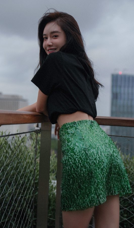 Mina stood on the rooftop showing off her slender legs(2/6)