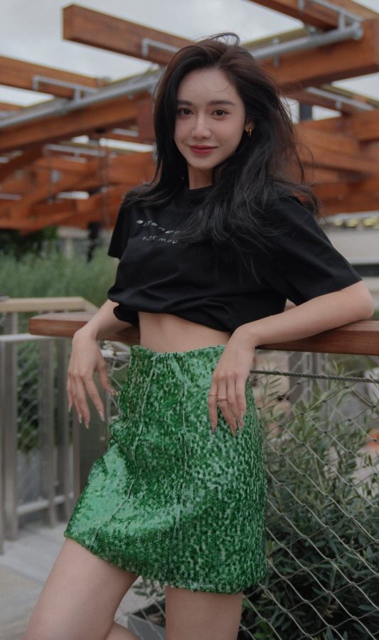 美娜站在天台展示自己纤细的美腿(3/6)