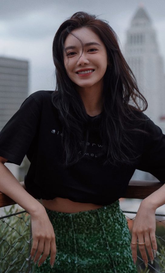 美娜站在天台展示自己纤细的美腿(4/6)