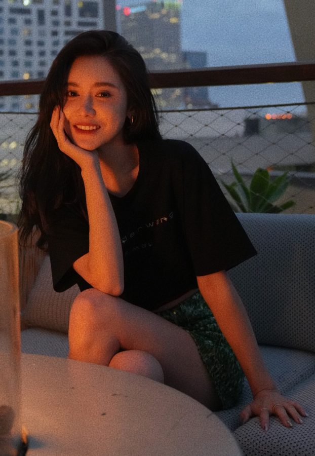 美娜站在天台展示自己纤细的美腿(5/6)
