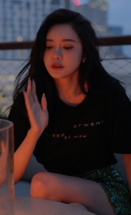 美娜站在天台展示自己纤细的美腿(6/6)