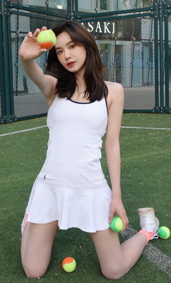 美娜在网球场展示自己笔直的美腿，仔细一看原来还有超薄丝袜不服来辩（第1张/共5张）