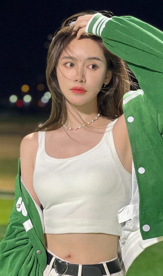 美娜蹲在足球场展示自己白皙的玉腿(4/4)
